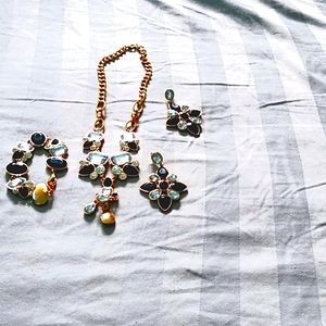 4 PC Set black, gold colored and clear stones.
